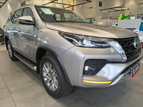 TOYOTA-HILUX SW4-2.8 D-4D TURBO DIESEL SRX 7L 4X4 AUTOMÁTICO TOYOTA-HILUX SW4-2023