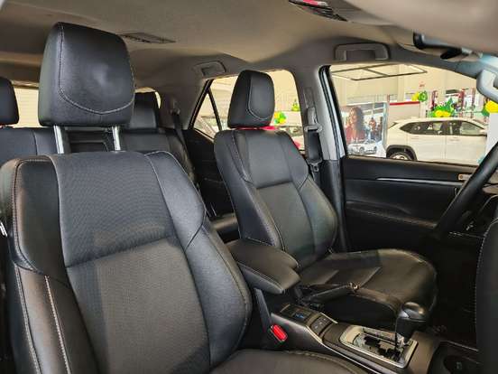 TOYOTA-HILUX SW4-2.8 D-4D TURBO DIESEL SRX 7L 4X4 AUTOMÁTICO TOYOTA-HILUX SW4-2023