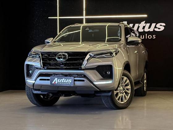 TOYOTA HILUX SW4 2.8 D-4D TURBO DIESEL SRX 7L 4X4 AUTOMÁTICO