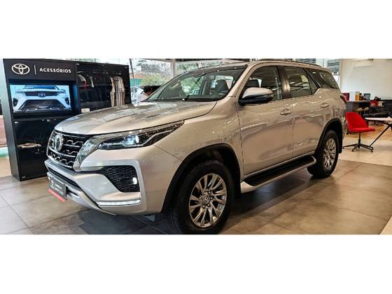 TOYOTA HILUX SW4 2.8 D-4D TURBO DIESEL SRX 7L 4X4 AUTOMÁTICO