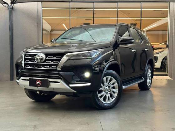 TOYOTA HILUX SW4 2.8 D-4D TURBO DIESEL SRX 7L 4X4 AUTOMÁTICO