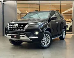 TOYOTA HILUX SW4 2.8 D-4D TURBO DIESEL SRX 7L 4X4 AUTOMÁTICO TOYOTA HILUX SW4 2.8 D-4D TURBO DIESEL SRX 7L 4X4 AUTOMÁTICO