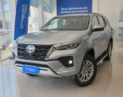 TOYOTA HILUX SW4 2.8 D-4D TURBO DIESEL SRX 7L 4X4 AUTOMÁTICO TOYOTA HILUX SW4 2.8 D-4D TURBO DIESEL SRX 7L 4X4 AUTOMÁTICO