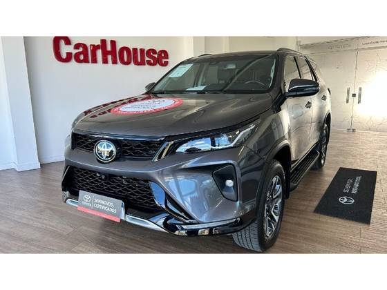 TOYOTA HILUX SW4 2.8 D-4D TURBO DIESEL SRX PLATINUM 7L 4X4 AUTOMÁTICO