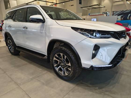 TOYOTA HILUX SW4 2.8 D-4D TURBO DIESEL SRX PLATINUM 7L 4X4 AUTOMÁTICO