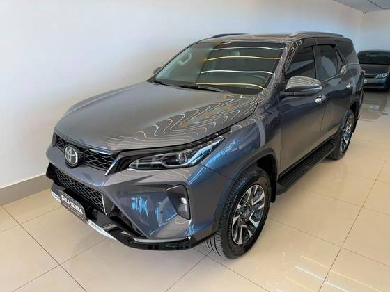 TOYOTA HILUX SW4 2.8 D-4D TURBO DIESEL SRX PLATINUM 7L 4X4 AUTOMÁTICO