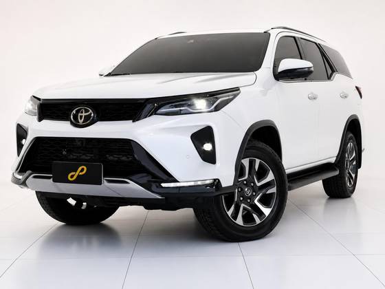 TOYOTA HILUX SW4 2.8 D-4D TURBO DIESEL SRX PLATINUM 7L 4X4 AUTOMÁTICO