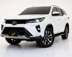 TOYOTA HILUX SW4 2.8 D-4D TURBO DIESEL SRX PLATINUM 7L 4X4 AUTOMÁTICO TOYOTA HILUX SW4 2.8 D-4D TURBO DIESEL SRX PLATINUM 7L 4X4 AUTOMÁTICO