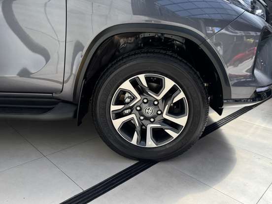 TOYOTA-HILUX SW4-2.8 D-4D TURBO DIESEL SRX PLATINUM 7L 4X4 AUTOMÁTICO TOYOTA-HILUX SW4-2025