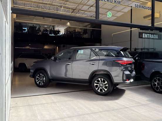TOYOTA-HILUX SW4-2025