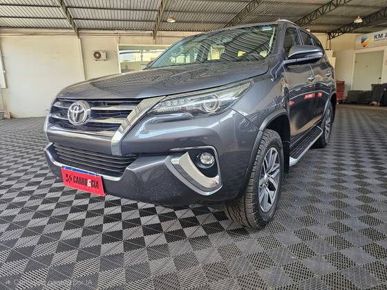 TOYOTA HILUX SW4 2.8 SRX 4X4 7 LUGARES 16V TURBO INTERCOOLER DIESEL 4P AUTOMÁTICO