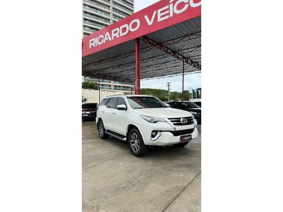 TOYOTA HILUX SW4 2.8 SRX 4X4 7 LUGARES 16V TURBO INTERCOOLER DIESEL 4P AUTOMÁTICO