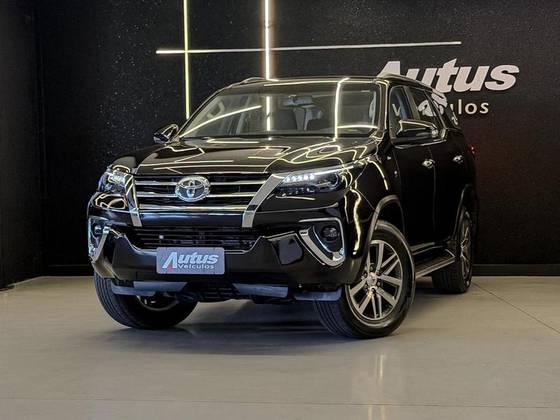 TOYOTA HILUX SW4 2.8 SRX 4X4 7 LUGARES 16V TURBO INTERCOOLER DIESEL 4P AUTOMÁTICO