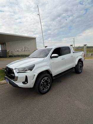 TOYOTA HILUX 2.8 D-4D TURBO DIESEL CD SRX PLUS 4X4 AUTOMÁTICO