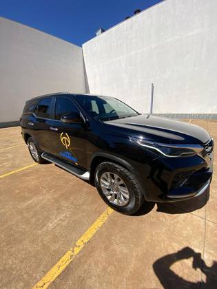 TOYOTA HILUX SW4 2.8 D-4D TURBO DIESEL SRX 7L 4X4 AUTOMÁTICO