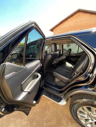 TOYOTA-HILUX SW4-2023