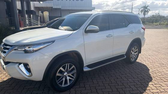 TOYOTA HILUX SW4 2.8 SRX 4X4 7 LUGARES 16V TURBO INTERCOOLER DIESEL 4P AUTOMÁTICO