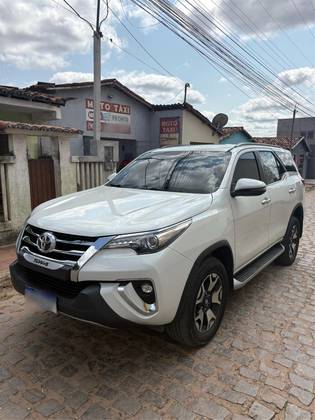 TOYOTA HILUX SW4 2.8 SRX DIAMOND 4X4 7 LUGARES 16V TURBO INTERCOOLER DIESEL 4P AUTOMÁTICO