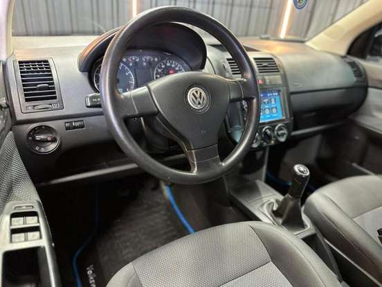 VOLKSWAGEN-POLO SEDAN-2011