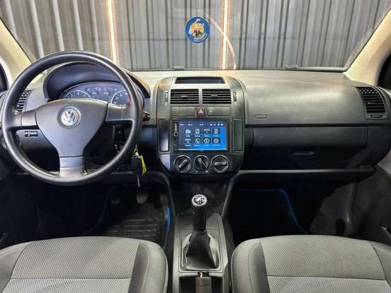VOLKSWAGEN-POLO SEDAN-2011