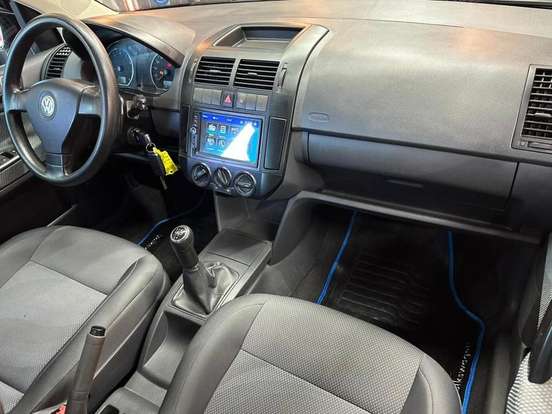 VOLKSWAGEN-POLO SEDAN-2011