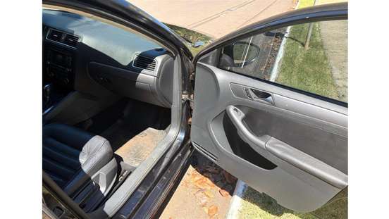VOLKSWAGEN-JETTA-2011