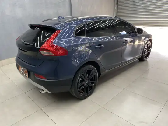 VOLVO-V40-2017