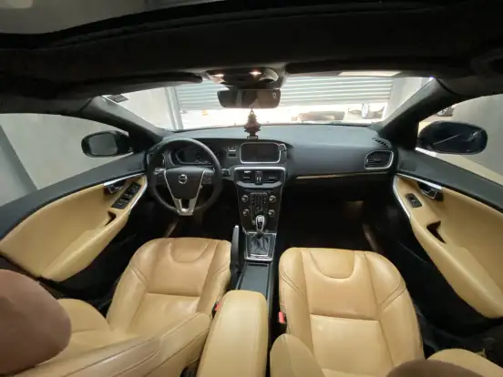 VOLVO-V40-2017