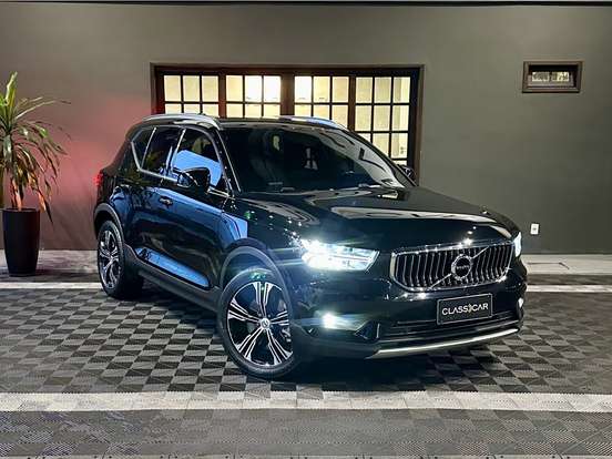 VOLVO-XC40-2021