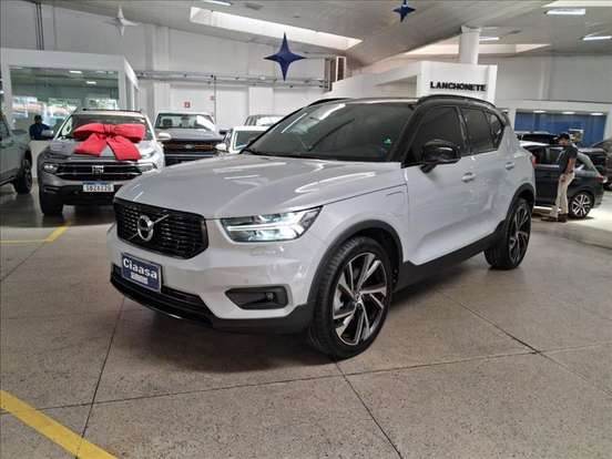 VOLVO-XC40-2020