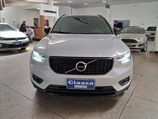 VOLVO-XC40-2020