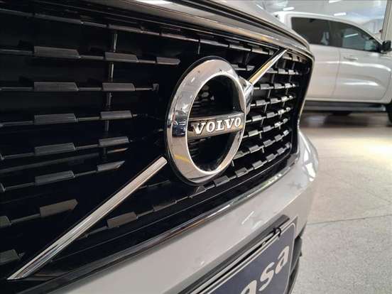 VOLVO-XC40-2020