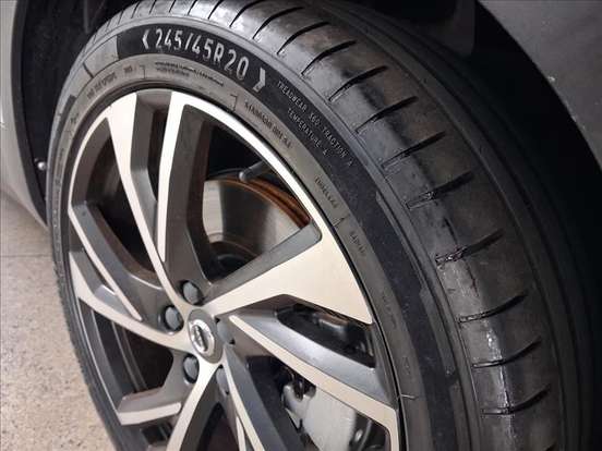 VOLVO-XC40-2020