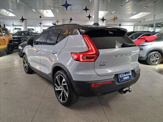 VOLVO-XC40-2020