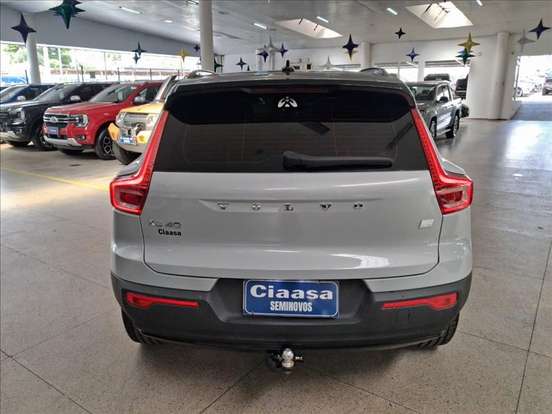 VOLVO-XC40-2020