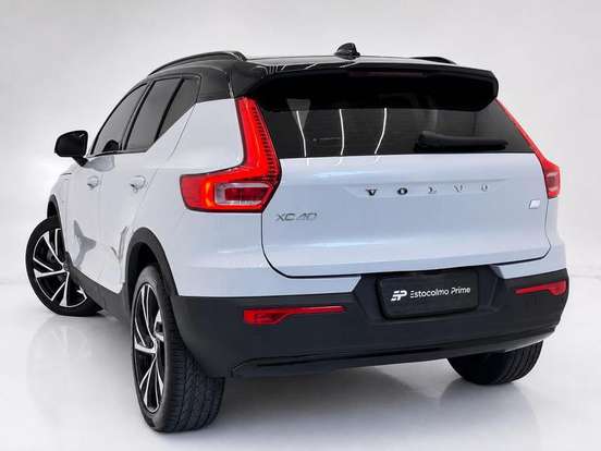 VOLVO-XC40-2021