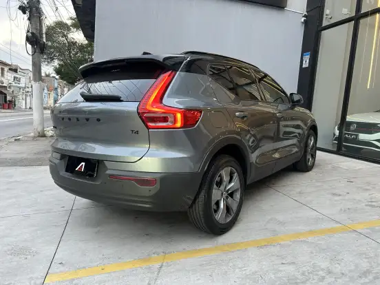 VOLVO-XC40-2019
