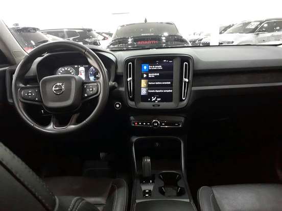 VOLVO-XC40-2019