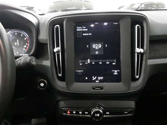VOLVO-XC40-2019