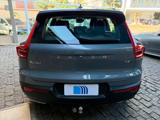 VOLVO-XC40-2019