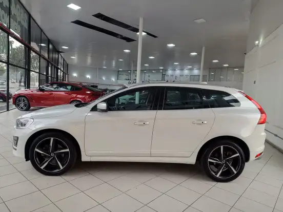 VOLVO-XC60-2.0 T6 R DESIGN TURBO GASOLINA 4P AUTOMÁTICO VOLVO-XC60-2015
