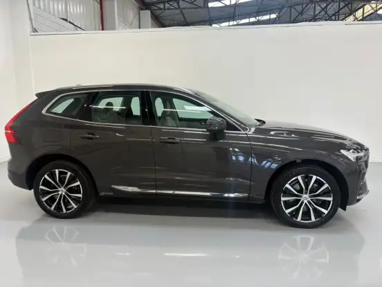 VOLVO-XC60-2023