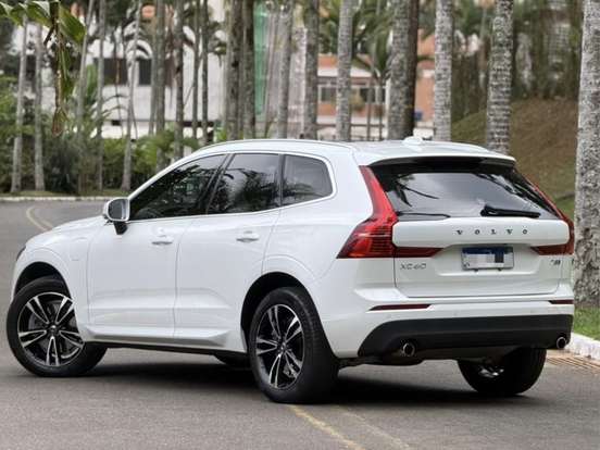 VOLVO-XC60-2020