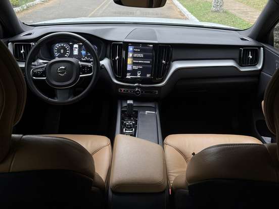 VOLVO-XC60-2020
