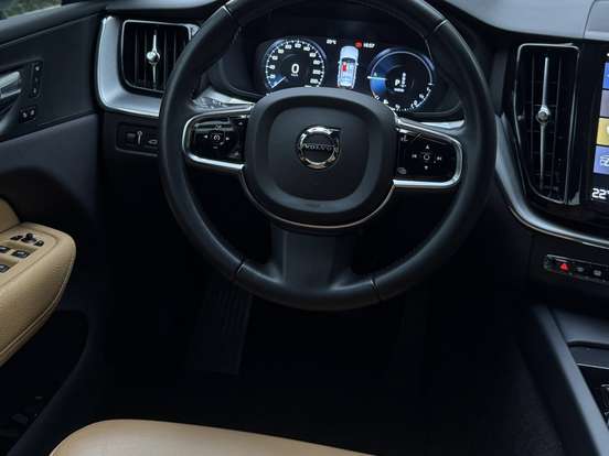 VOLVO-XC60-2020