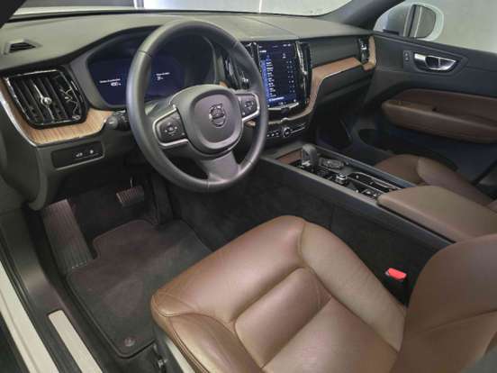 VOLVO-XC60-2023