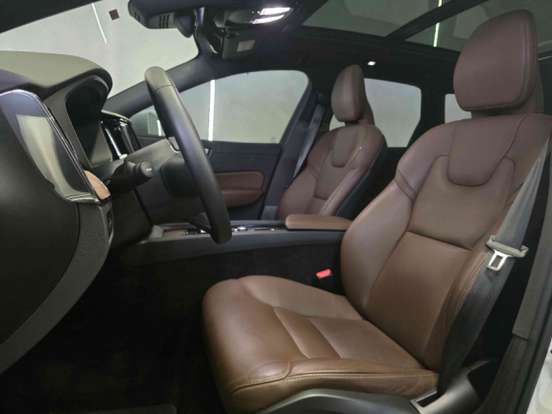 VOLVO-XC60-2023