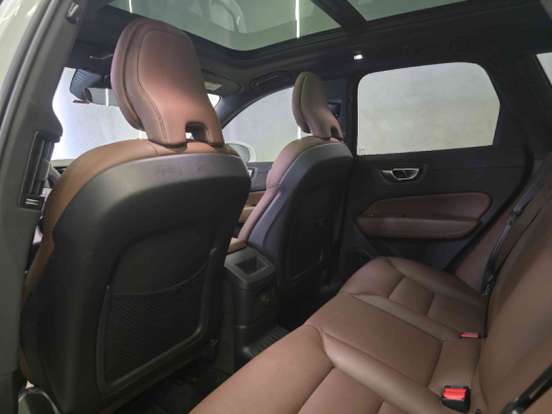 VOLVO-XC60-2023