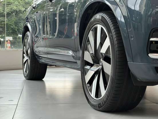 VOLVO-XC90-2023