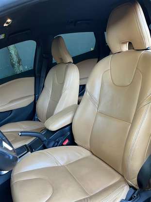 VOLVO-V40-2018